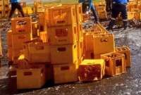 Personas se sustrajeron jabas de cerveza de un camión que se volcó en Guayaquil