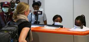 En el aeropuerto Internacional de Kinshasa realizan controles a los viajeros. 