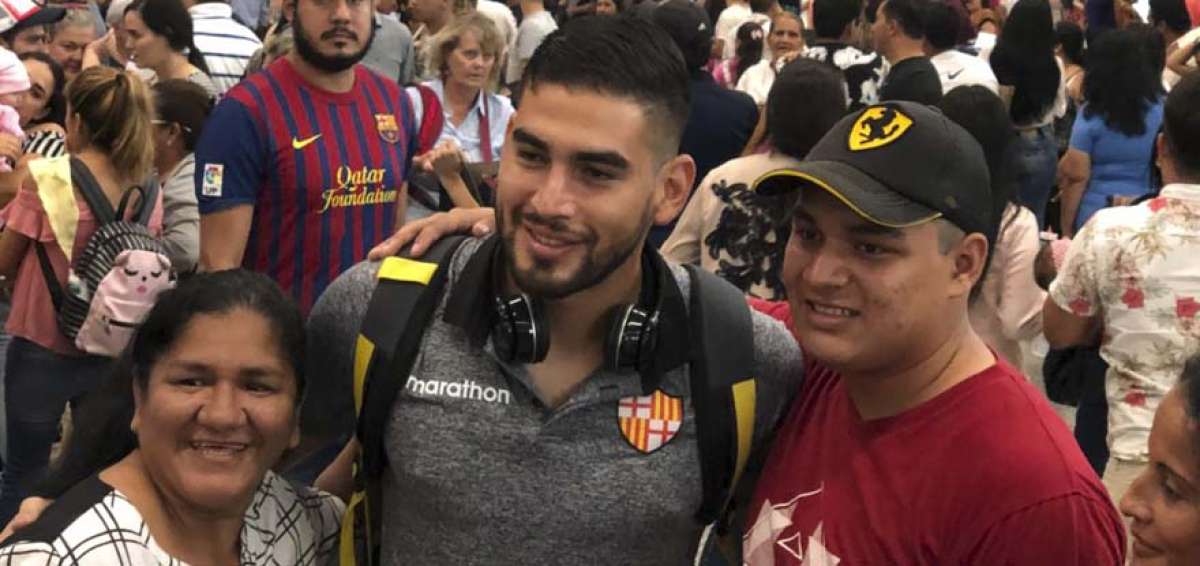 V&iacute;ctor Mendoza junto con los hinchas de BSC, previo al viaje a Paraguay. 