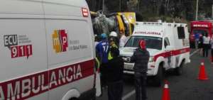 Varias ambulancias llegaron hasta el sitio del accidente para trasladar a los heridos hasta el policl&iacute;nico de Guano.