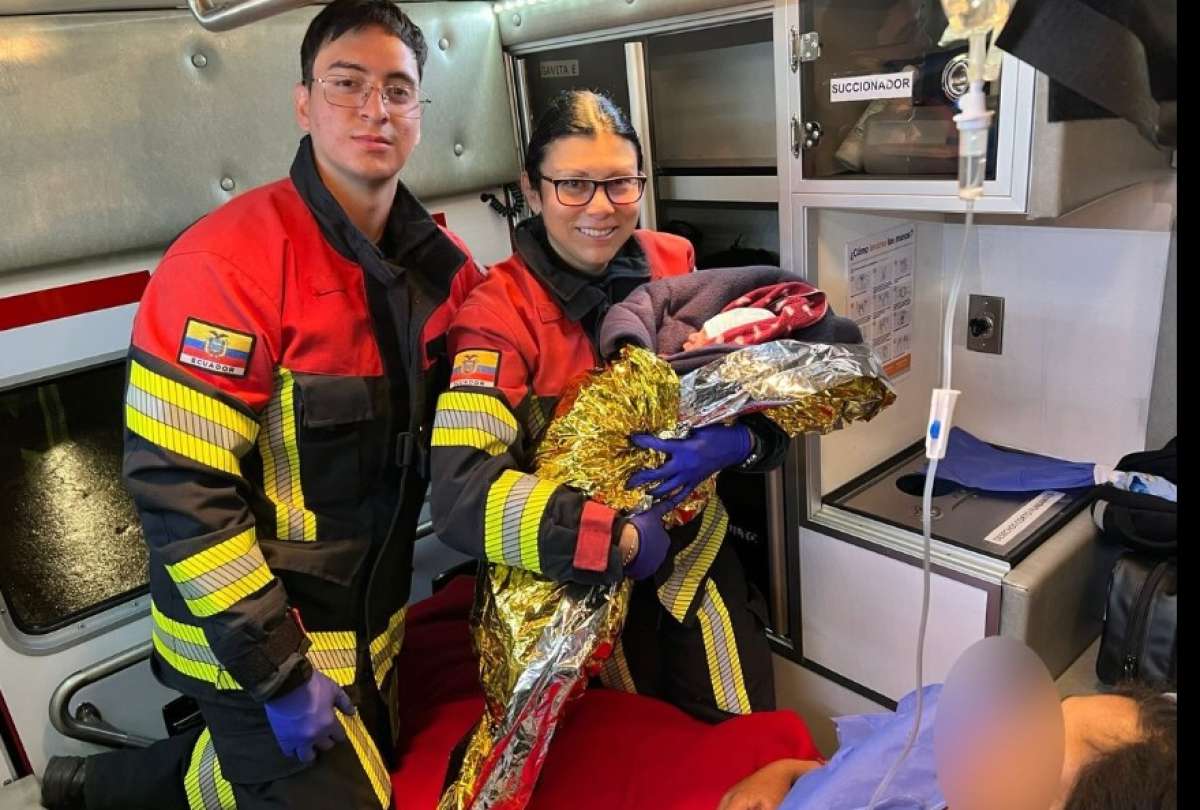 Personal de emergencia brind&oacute; atenci&oacute;n inmediata a la madre y a la reci&eacute;n nacida antes de su traslado a una casa de salud.