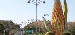 El ma&iacute;z, uno de los granos ancestrales de la gastronom&iacute;a manabita, tiene su monumento en Jipijapa.