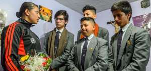 Los estudiantes llegaron al domicilio de la agente y expresaron su solidaridad.