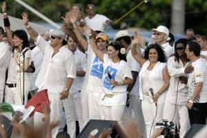 Olga Ta&ntilde;&oacute;n junto a Juanes durante el concierto Paz sin fronteras, realizado en La Habana en 2009. Foto internet