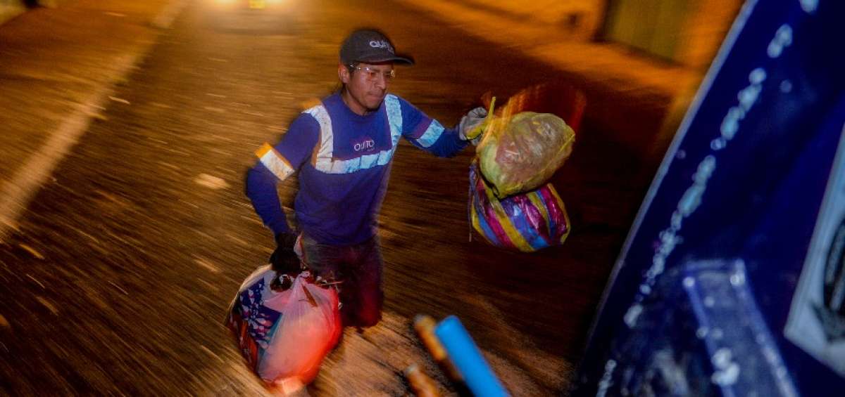 Durante alrededor de 7 horas, un recolector de desechos solo descansa cuando viaja al siguiente punto.