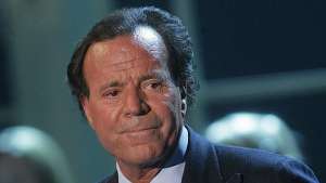 Julio Iglesias desmiente su retiro de los escenarios