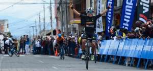 El ecuatoriano David Villarreal, del equipo nacional Prefectura de Carchi, celebra el primer lugar que consigui&oacute; en la quinta etapa de la Vuelta Cicl&iacute;stica al Ecuador, que se desarroll&oacute; entre Cayambe y Cotacachi.