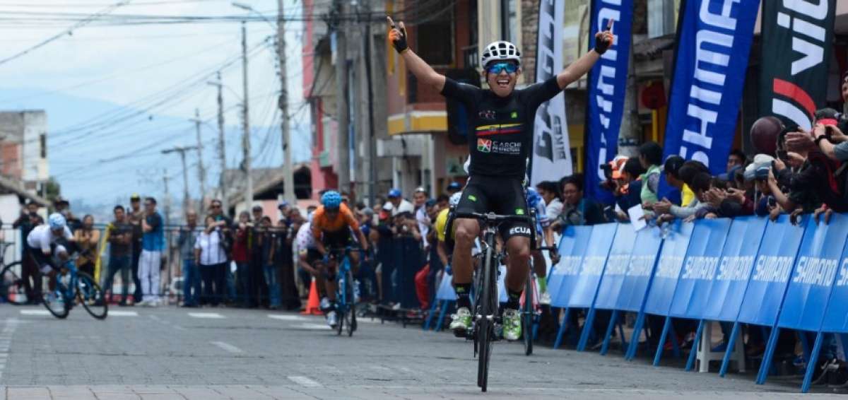 El ecuatoriano David Villarreal, del equipo nacional Prefectura de Carchi, celebra el primer lugar que consigui&oacute; en la quinta etapa de la Vuelta Cicl&iacute;stica al Ecuador, que se desarroll&oacute; entre Cayambe y Cotacachi.