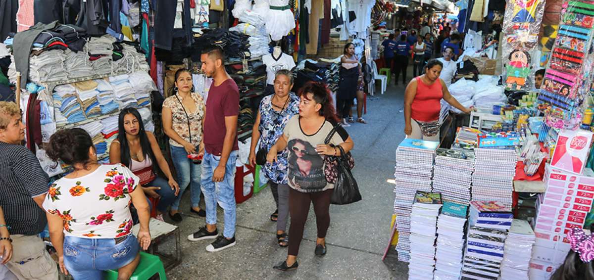 En el Mercado de las Cuatro Manzanas las ventas a&uacute;n est&aacute;n bajas, los comerciantes esperan que se dinamicen los negocios a partir del 15 de abril.