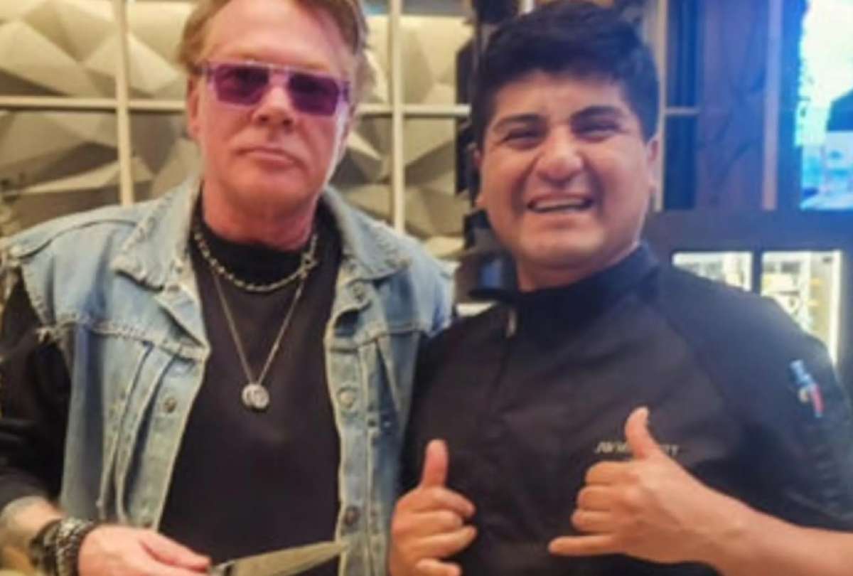 Un cocinero peruano fue despedido de un hotel de Lima tras publicar una foto con el vocalista de Guns N’ Roses. Su historia se viralizó y generó una ola de apoyo en redes sociales.