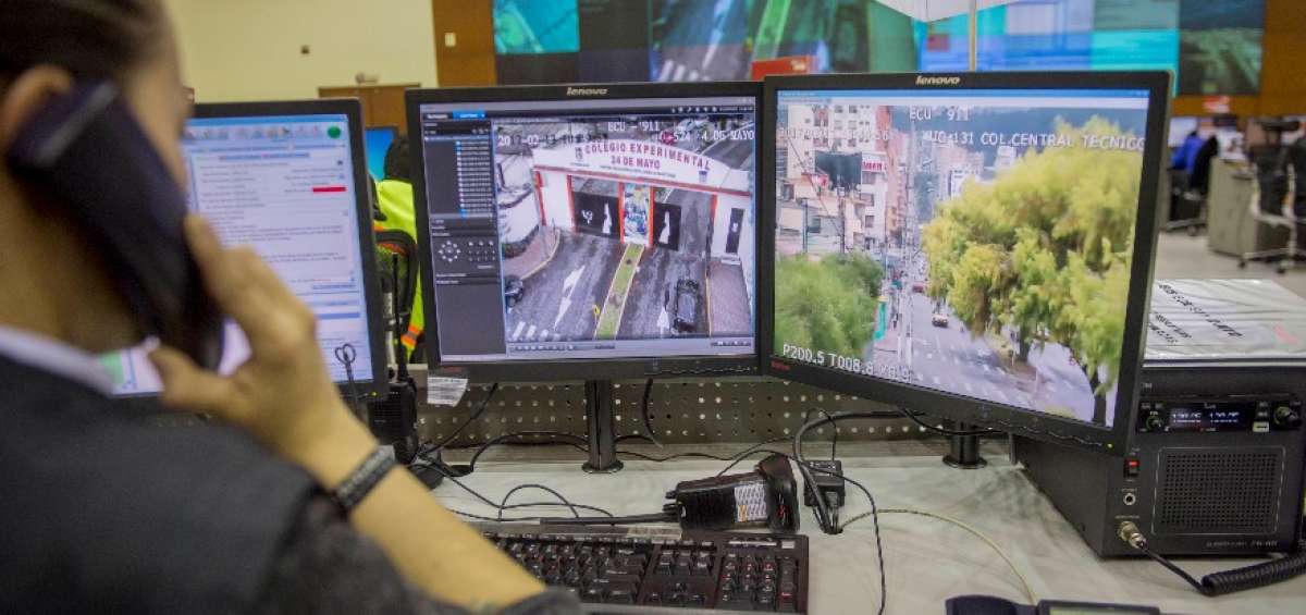 Personal del ECU-911 vigila los alrededores de uno de los planteles donde se efectuar&aacute;n las votaciones.