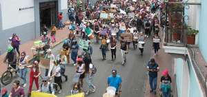 L a marcha por el D&iacute;a de la Mujer avanz&oacute; por la calle Guayaquil hasta la Plaza de Santo Domingo.