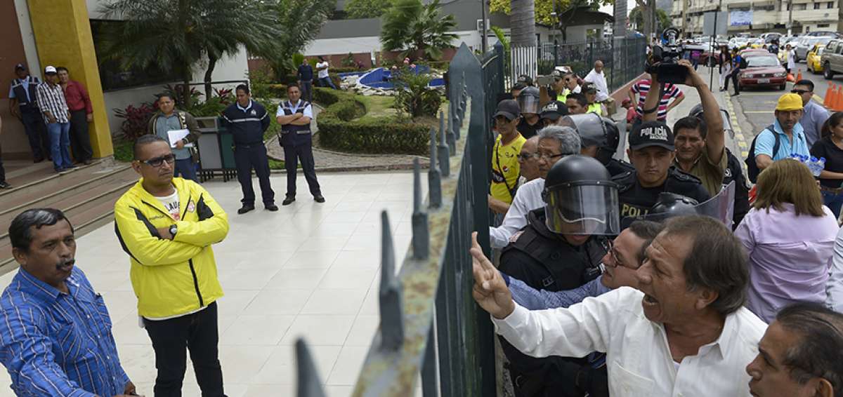 En algunas ocasiones la Universidad de Guayaquil fue el escenario entre quienes estaban a favor y en contra del funcionario.