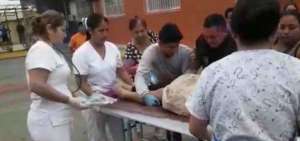 Personal asisti&oacute; a la mujer cuando dio a luz afuera del hospital.