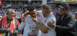 El presidente de la Comisi&oacute;n de F&uacute;tbol, Esteban Paz (segundo desde la derecha), se abraza con Fernando Guerrero durante los festejos por el campeonato.