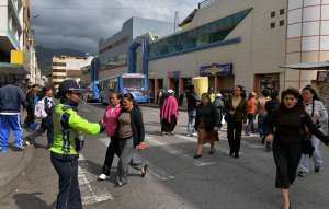 Una de las infracciones m&aacute;s frecuentes en calles de Ambato es la no utilizaci&oacute;n de los pasos peatonales. El trabajo de los vigilantes de tr&aacute;nsito es educar a conductores y transe&uacute;ntes. La prioridad son los peatones.