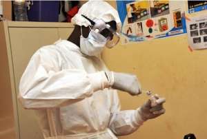 Un trabajador sanitario prepara una dosis de la vacuna VSV-EBOV durante las primeras pruebas cl&iacute;nicas de la misma contra el vIrus del &eacute;bola. Foto: AFP 