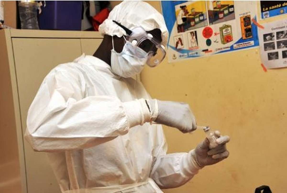 Un trabajador sanitario prepara una dosis de la vacuna VSV-EBOV durante las primeras pruebas cl&iacute;nicas de la misma contra el vIrus del &eacute;bola. Foto: AFP 
