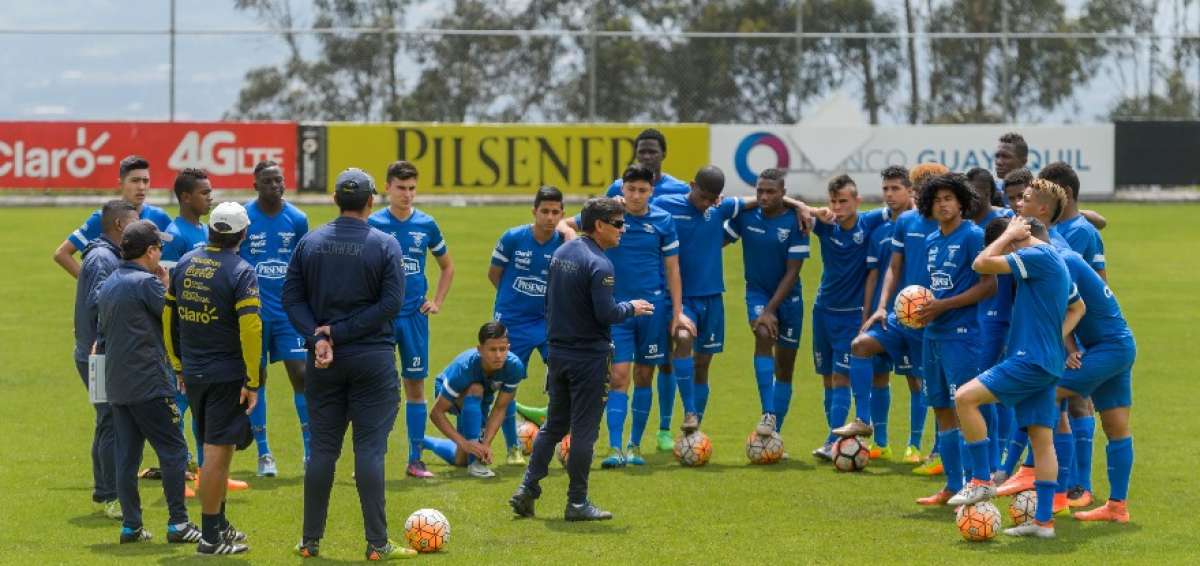 El entrenador de la selecci&oacute;n ecuatoriana, Gonzalo Alcocer (centro), da indicaciones durante una pr&aacute;ctica del conjunto nacional antes de viajar a Chile.    