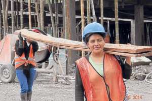 Mujeres trabajan en la construcci&oacute;n de un centro de salud en Molleturo 