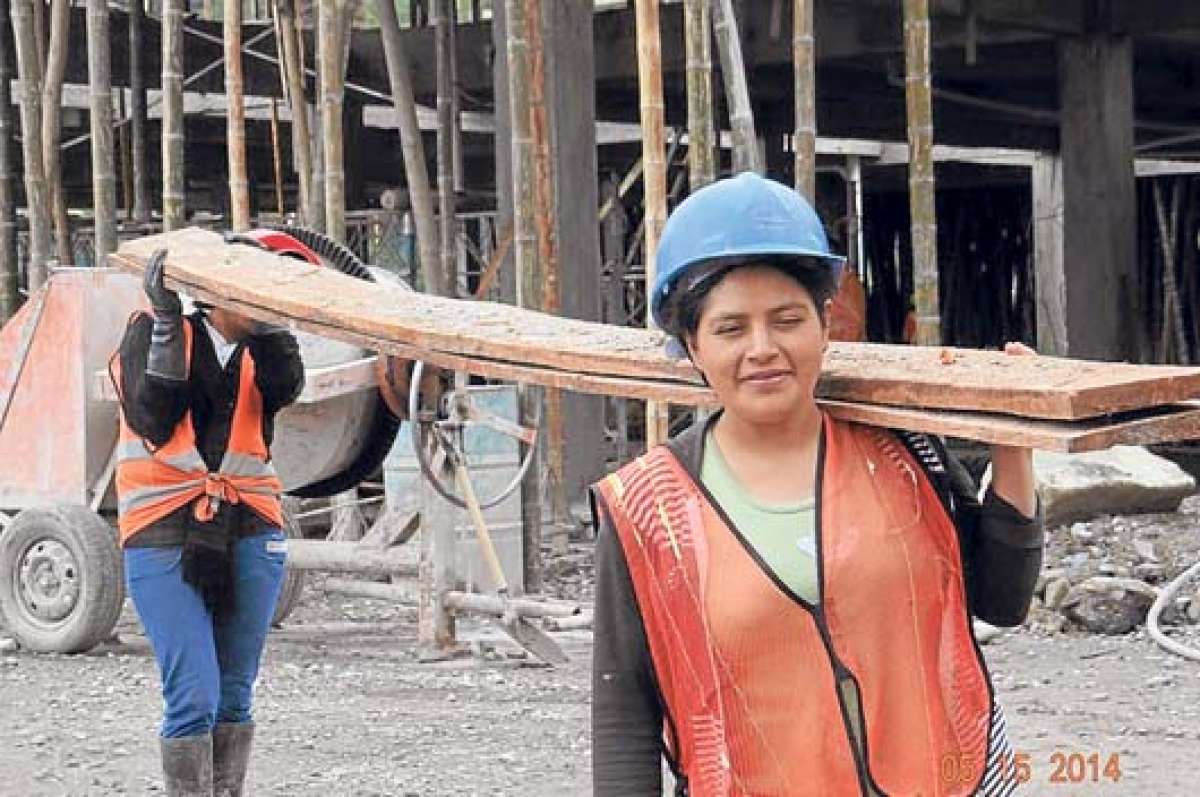 Mujeres trabajan en la construcci&oacute;n de un centro de salud en Molleturo 