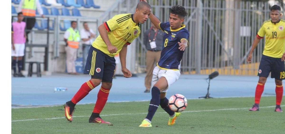 El volante ecuatoriano C&eacute;sar Parra (izq.) disputa el bal&oacute;n con el colombiano Robert Mej&iacute;a.