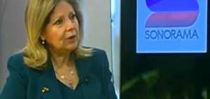 La funcionaria estadounidense Liliana Ayalde durante una entrevista en un medio local.