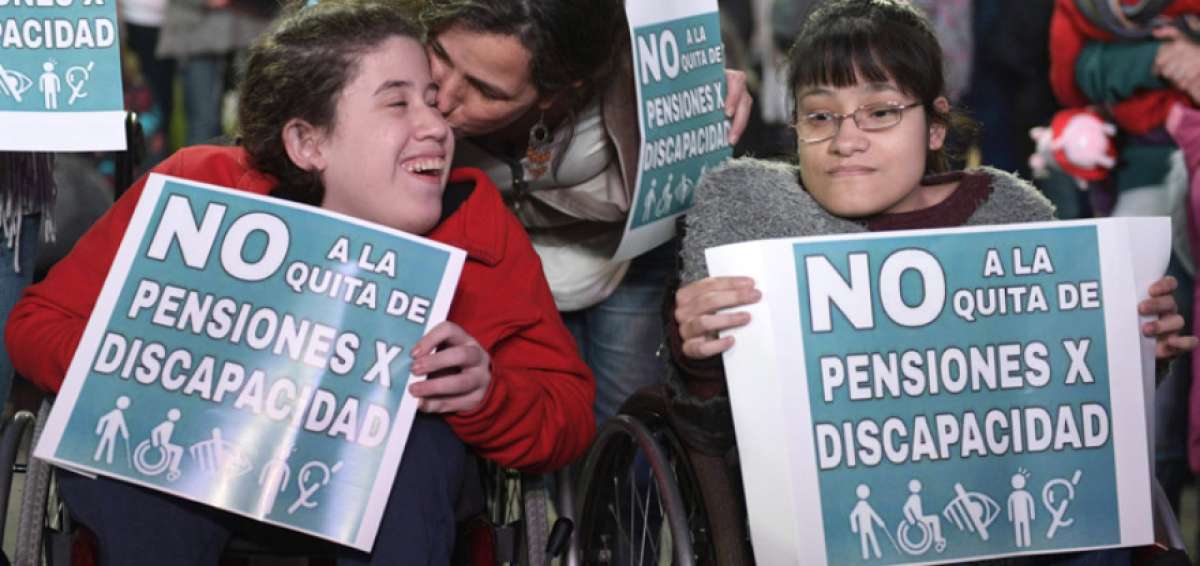 Personas con discapacidad protestan en Argentina por retiro de sus pensiones