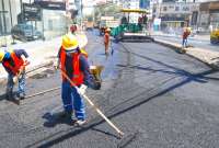 Personal de la Epmmop realizan los trabajos de rehabilitación vial en Quito. 