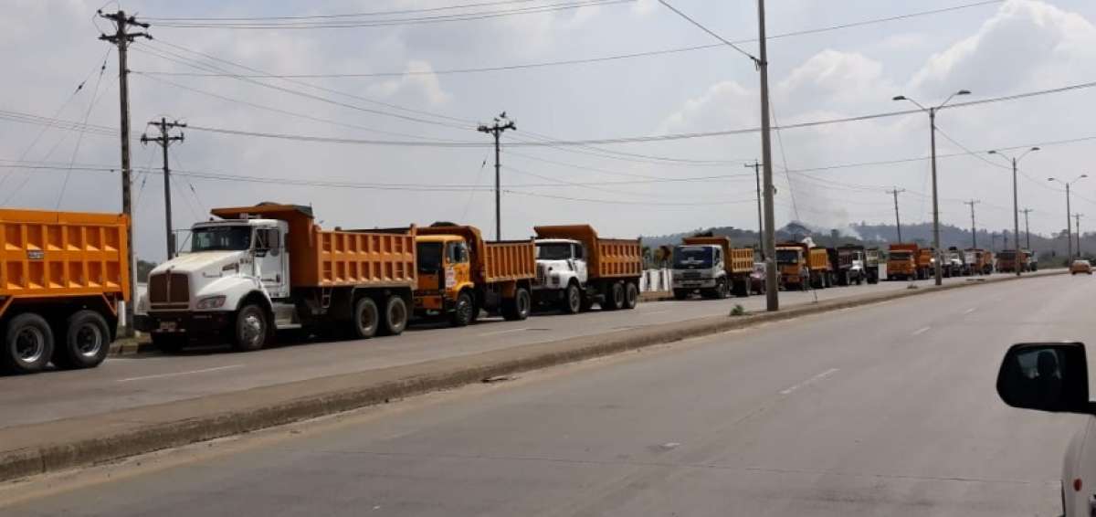 Los veh&iacute;culos se ubicaron en la v&iacute;a de ingreso y salida de Chone.