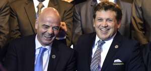 Gianni Infantino (izq.) sonr&iacute;e mientras posa para los reporteros gr&aacute;ficos junto con el presidente de Conmebol, Alejandro Dom&iacute;nguez.