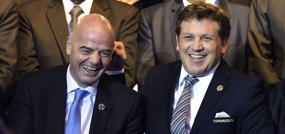 Gianni Infantino (izq.) sonr&iacute;e mientras posa para los reporteros gr&aacute;ficos junto con el presidente de Conmebol, Alejandro Dom&iacute;nguez.