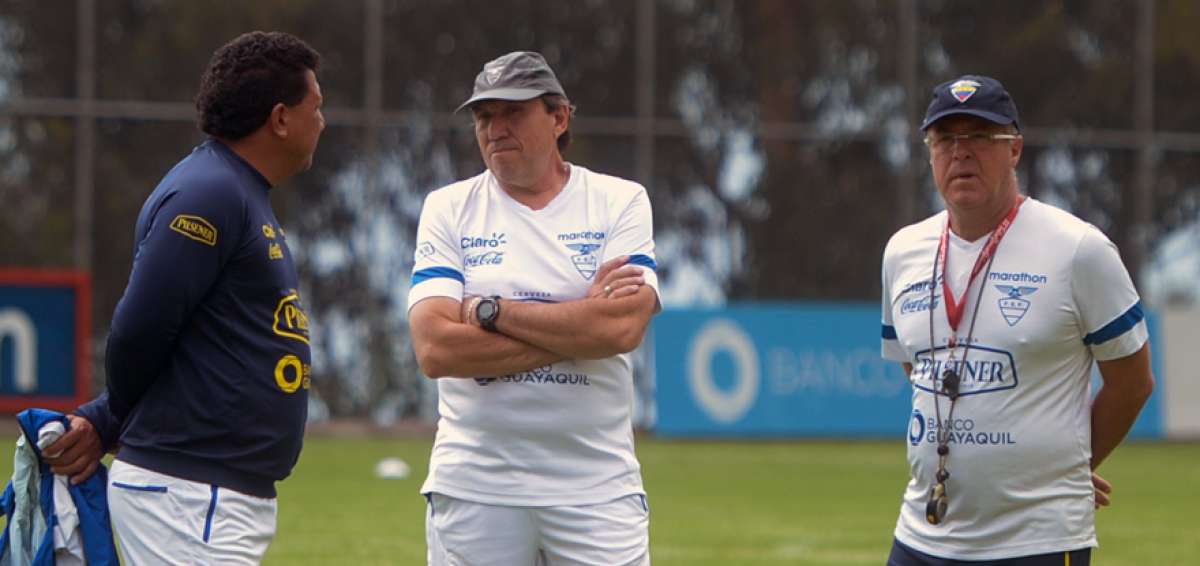 El entrenador argentino Jorge C&eacute;lico (d) encabeza el cuerpo t&eacute;cnico de la selecci&oacute;n de Ecuador que jugar&aacute; este 10 de septiembre con Bolivia, en Cuenca.