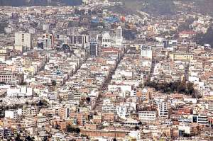 Pese al informe de la OMS, existen sectores que presentan altos niveles de contaminaci&oacute;n producida por el tr&aacute;nsito de 40 mil carros al d&iacute;a. Foto: Roberto Ch&aacute;vez | El Tel&eacute;grafo