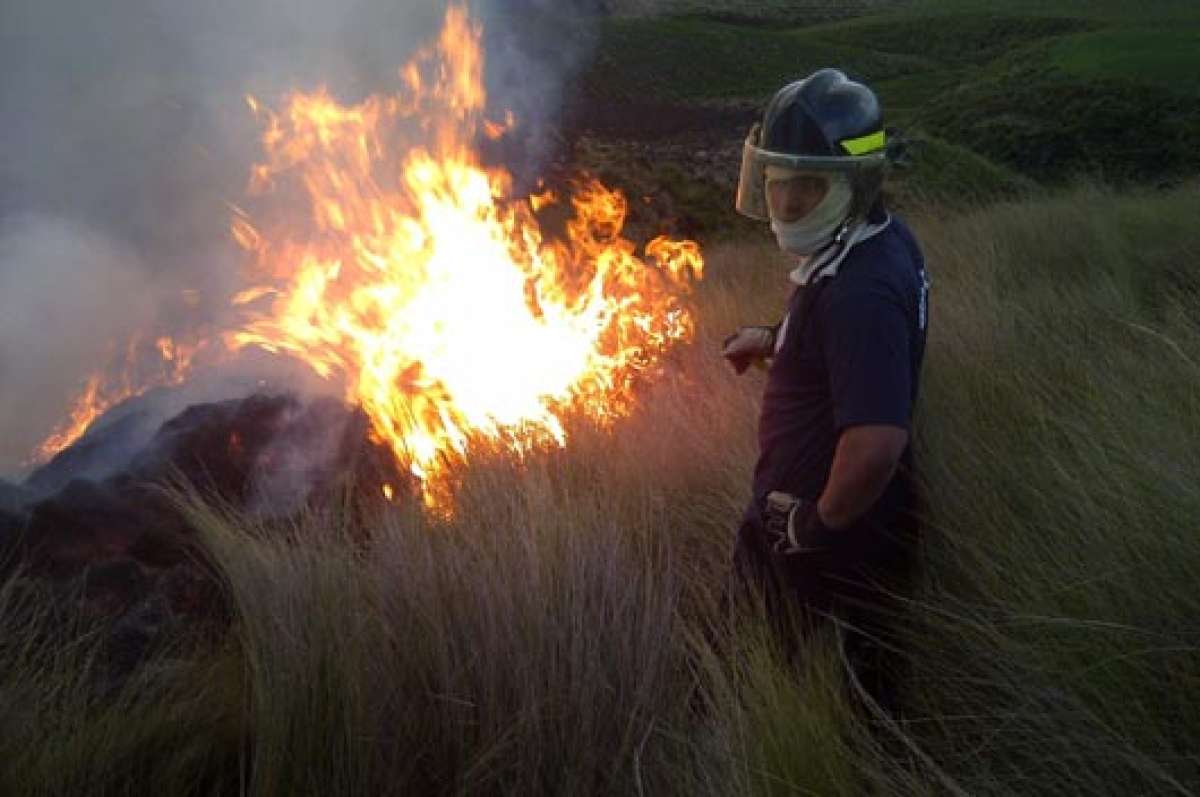 Las quemas en el campo y las malas instalaciones el&eacute;ctricas est&aacute;n entre las principales causas de los incendios forestales y estructurales. Foto: Roberto Ch&aacute;vez.