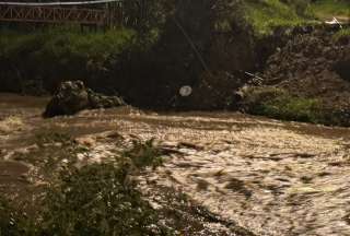 Los ríos Gualaceo y Cuenca se desbordaron o están en prealerta tras las intensas lluvias registradas en el Austro en los últimos días. 