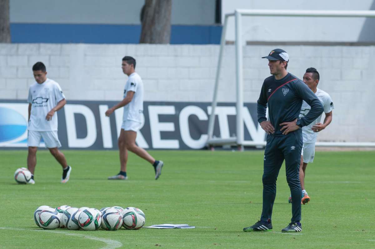 El entrenador argentino Luis Zubeld&iacute;a permanecer&aacute; hasta diciembre al mando de Liga de Quito y su destino en 2016 ser&iacute;a el Santos Laguna de M&eacute;xico. Foto: Miguel Jim&eacute;nez / El Tel&eacute;grafo