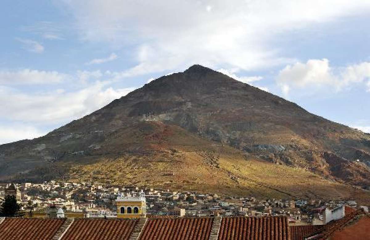 Vista general del Cerro Chico llamado Sumaj Urqu en quechua, uno de los lugares que conservan la mayor cantidad de plata a nivel mundial, en la ciudad de Potos&iacute;, Bolivia. Foto: AFP
