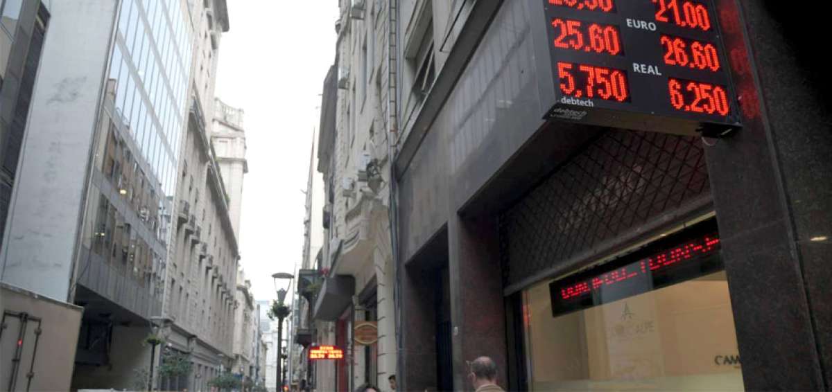 El 5 de mayo pasado, la moneda estadounidense subi&oacute; a un desalentador e hist&oacute;rico equivalente de 23,30 pesos.