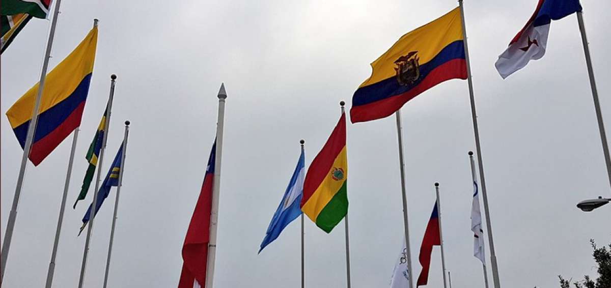 La bandera ecuatoriana y la de los otros pa&iacute;ses fueron izadas en los exteriores del Estadio Nacional. 