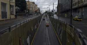 Pocos veh&iacute;culos particulares y taxis circulaban en Quito durante la ma&ntilde;ana de ayer. La falta de transporte p&uacute;blico se sum&oacute; a la reducci&oacute;n de peatones.