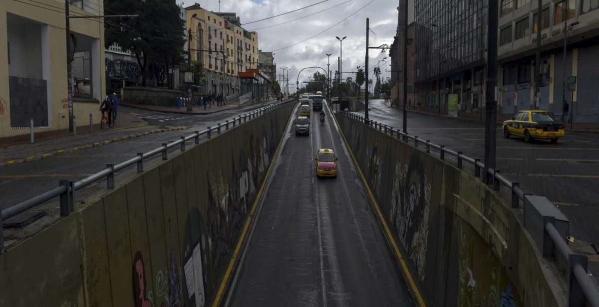 Pocos veh&iacute;culos particulares y taxis circulaban en Quito durante la ma&ntilde;ana de ayer. La falta de transporte p&uacute;blico se sum&oacute; a la reducci&oacute;n de peatones.