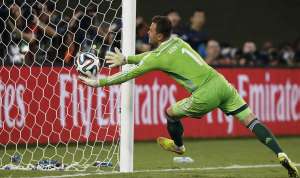 Igor Akinfeev trat&oacute; de atrapar el bal&oacute;n, peor este se le escap&oacute; y se introdujo al arco ruso. Foto: AFP