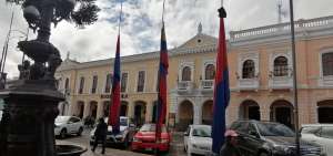 Banderas a media asta en el Municipio de Riobamba. Las autoridades declararon 3 d&iacute;as de luto por la muerte del concejal Patricio Guaranga.