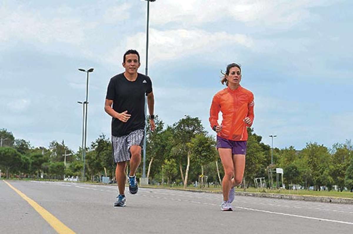 Juan Francisco Viteri y Margarita Cobo integran la pareja ecuatoriana que compite en la Carrera de Naciones que se inici&oacute; en Santiago de Chile con la prueba de 21 kil&oacute;metros.