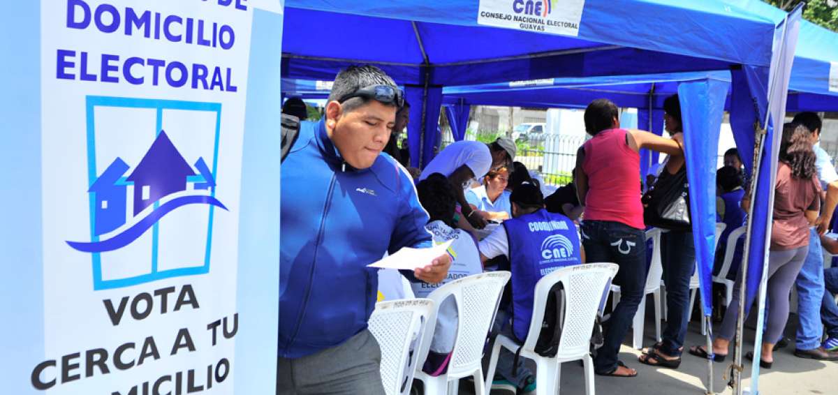 Brigadas del Consejo Nacional Electoral se encuentran ubicadas en parques, plazas, centros comerciales, paradas de buses y otros sitios estrat&eacute;gicos para informar.