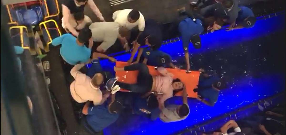 Personal de socorro acudi&oacute; al centro comercial para dar los primeros auxilios a la joven.