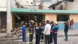 Agentes del Cuerpo de Bomberos inspeccionan el inmueble que result&oacute; afectado, tras la explosi&oacute;n. Foto: Cortes&iacute;a