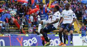 Cristian el &lsquo;diablito&rsquo; Lara (izq.) del Deportivo Quito, disputa un bal&oacute;n ante 2 jugadores de la Universidad Cat&oacute;lica, ayer, en el estadio Atahualpa. Foto: &Aacute;lvaro P&eacute;rez/El Tel&eacute;grafo