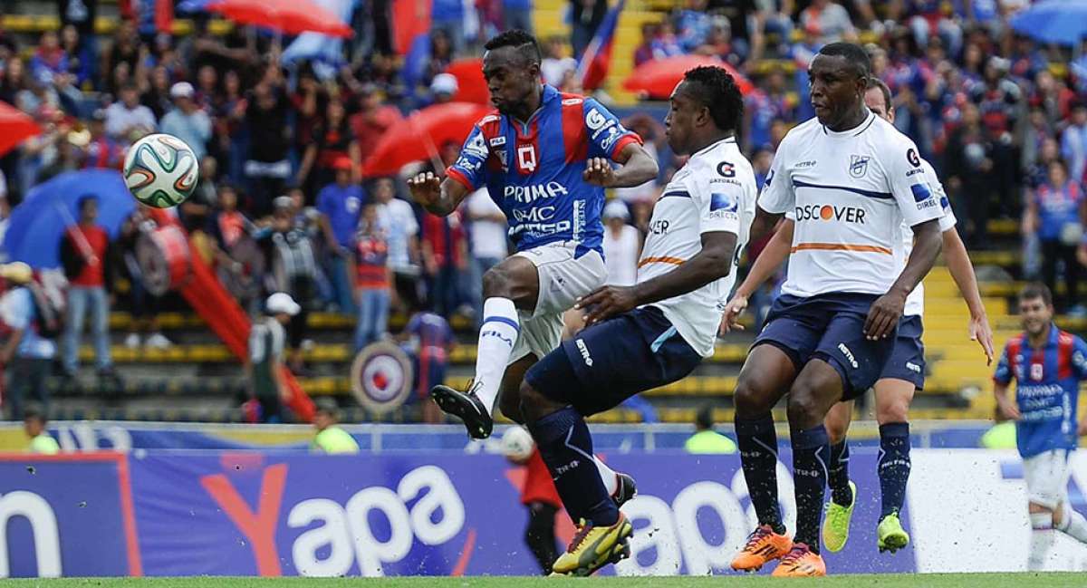 Cristian el &lsquo;diablito&rsquo; Lara (izq.) del Deportivo Quito, disputa un bal&oacute;n ante 2 jugadores de la Universidad Cat&oacute;lica, ayer, en el estadio Atahualpa. Foto: &Aacute;lvaro P&eacute;rez/El Tel&eacute;grafo